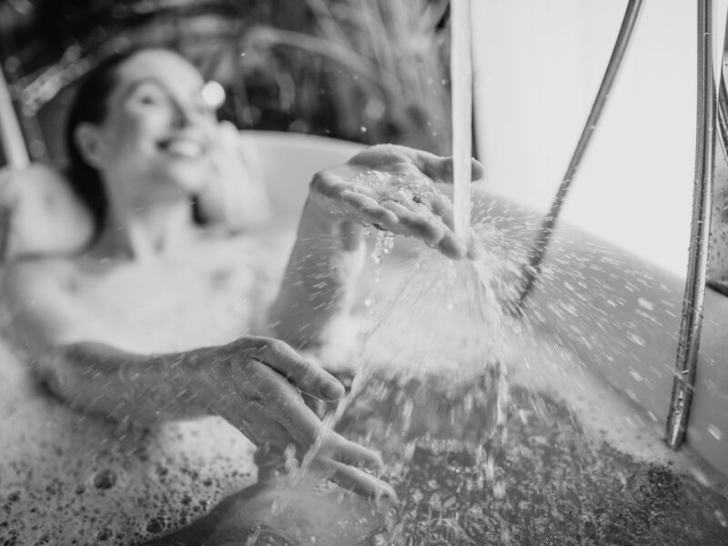 gata golde - masturbação no chuveiro